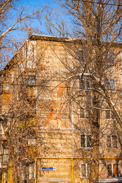 Человек запускает в космос искусственный спутник - панно на торце здания