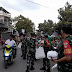 Cegat Pengguna Jalan Yang Melintas Depan Koramil Juwana, Anggota TNI Dan Persit Bagikan Takjil Gratis