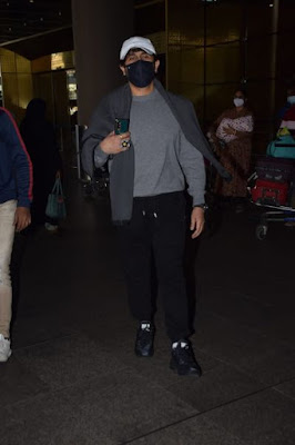 Sonu Nigam spotted at Airport pictures