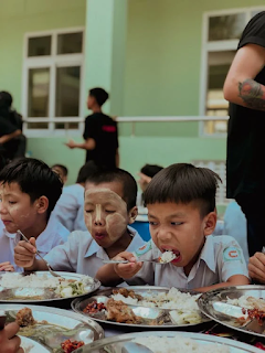 students doing lunch in school during lunchtime