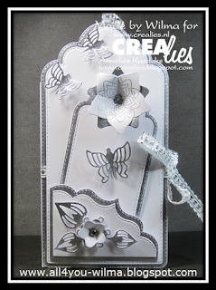 De voorzijde van de label-kaart met een pocket, inclusief label, bloemen, blaadjes en vlinders. The front of the label card with a pocket, including label, flowers, leaves and butterflies.