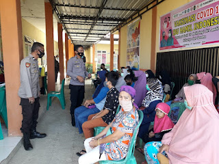 Vaksin Pertama,Wakapolsek Labakkang Polres Pangkep Kunjungi Warga di Puskesmas Labakkang