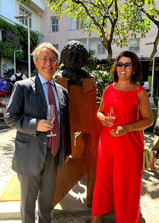 Secretária de Cultura de Teresópolis Cléo Jordão e o Cônsul Geral Paolo Miraglia del Giudice na inauguração do busto, no Rio de Janeiro