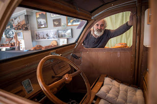 Carpintero construye un Citroën 2 CV de madera