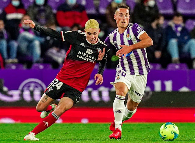 Sergio Camello y Fede San Emeterio disputan un balón. REAL VALLADOLID C. F. 3 C. D. MIRANDÉS 1. Sábado 06/11/2021 18:15 horas. Campeonato de Liga de 2ª División, LaLiga SmartBank, jornada 15. Valladolid, estadio José Zorrilla