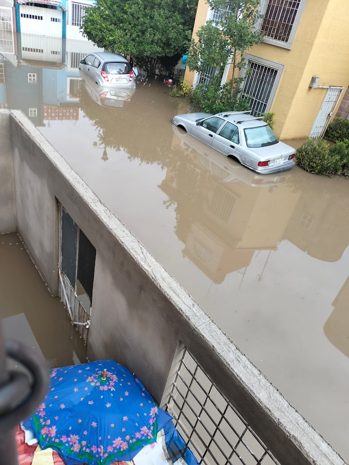 Torrencial lluvia inundó calles en fraccionamiento Hacienda Piedras Negras, Chicoloapan