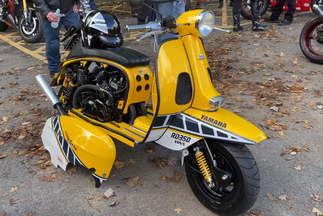 LAMBRETTA SCOOTER AVEC UN MOTEUR YAMAHA RD 350 REFROIDIT À L'EAU