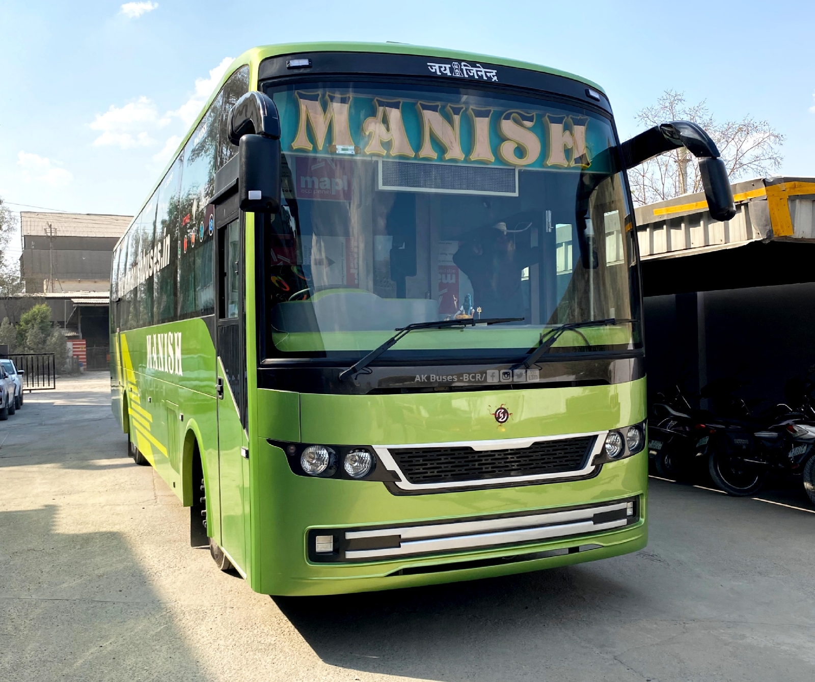 manish travels green bus image