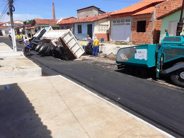 Cratera ''engole'' caminhão com concreto asfáltico durante obras em rua do bairro São José