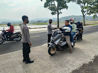 Peduli Masyarakat, Polsek Cingambul Bagikan Masker Kepada Pengguna Jalan Cegah Covid 19