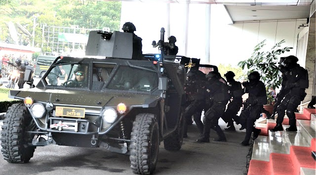 PRAJURIT SATUAN ELITE, BEBASKAN SANDERA DI KOTA BANDUNG