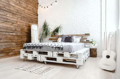 É possível transformar o pallet em itens diversos para o cômodo da casa, seja na sala como um centro de mesa, no quarto como base de uma cama, na cozinha como painel, na área externa como sofá e entre outros objetos.