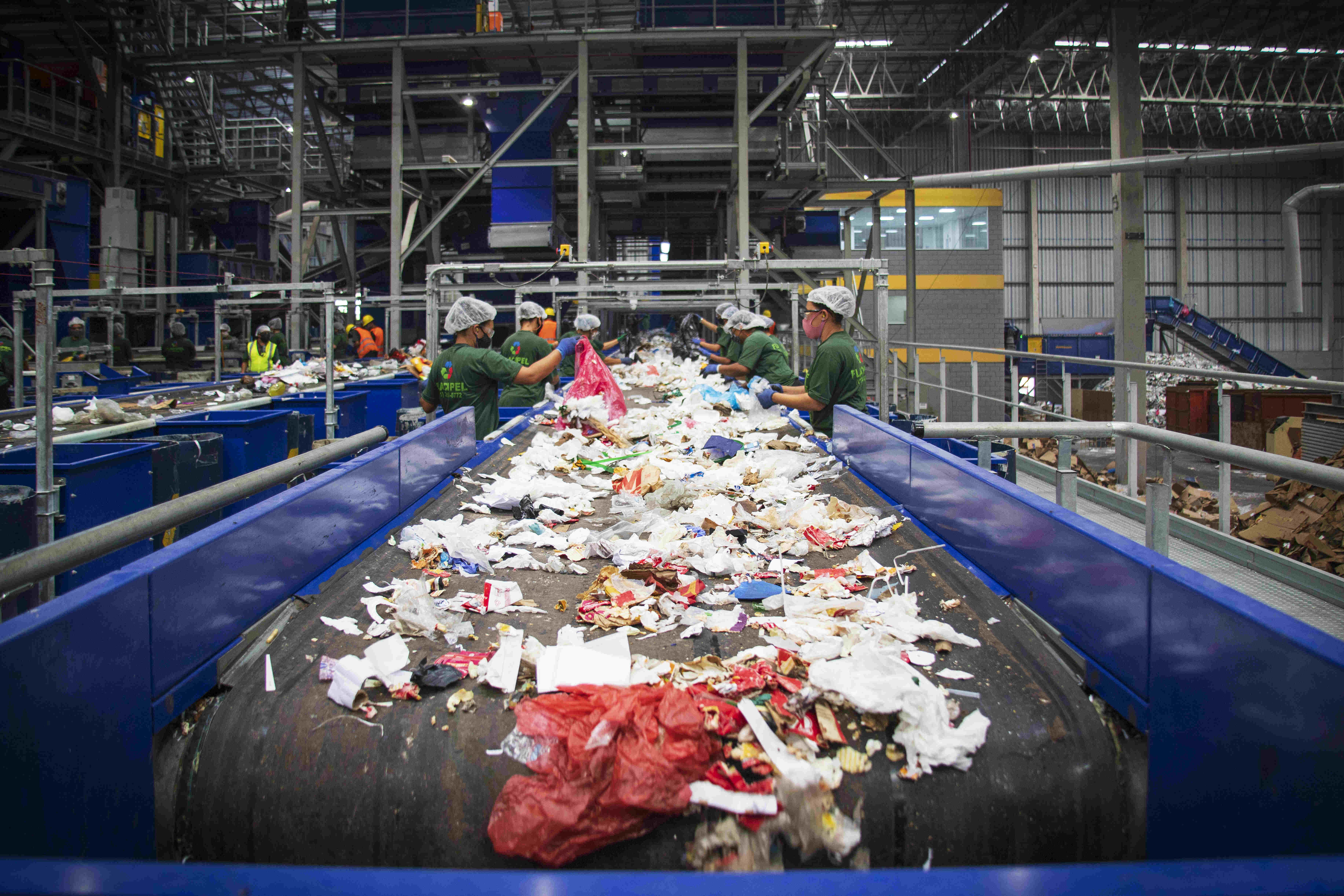 LATAM inicia no Brasil 10 toneladas de uniformes reciclados e compensação de resíduos de 12 aeroportos | MAIS QUE VOAR