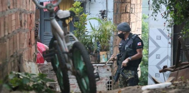 Homem é preso acusado de degolar companheira na frente da filha na Bahia