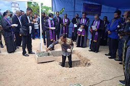 Barnabas Orno Letakkan Batu Penjuru Gedung Gereja Latahol di Maluku Tengah