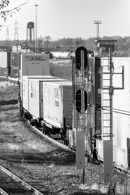 Intermodal cars on I162-06 snake their way into CP282