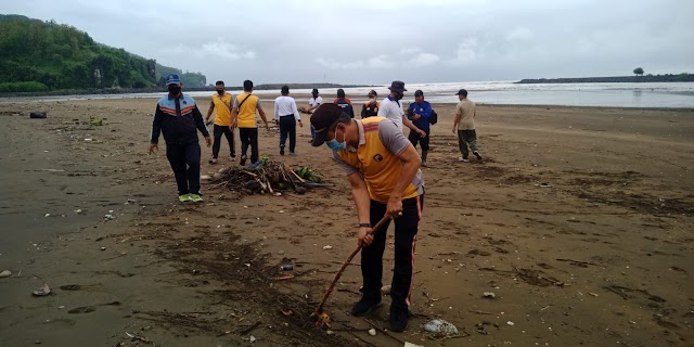 HUT Polairud ke 71, Polres Kebumen Lakukan Aksi Bersih Pantai