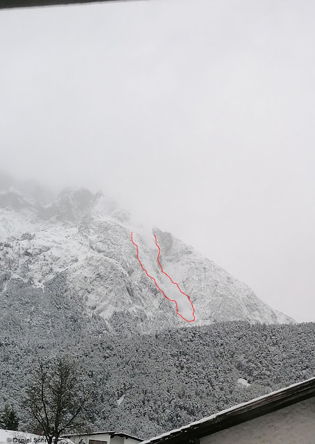 Foto einer von der Hohen Munde im Mieminger Gebirge gerade im Staub abgehenden Lawine. Lawinengröße im Anrissbereich vermutlich mittelgroß. (Foto: 09.12.2021)