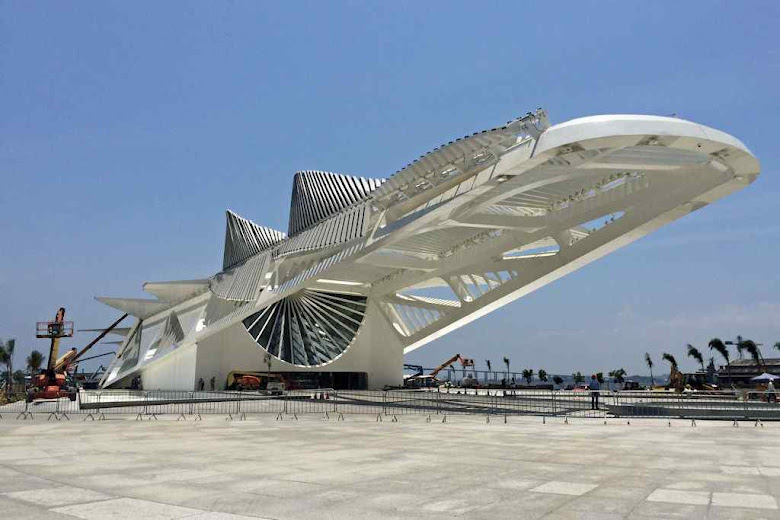 Museu do Amanhã, no Rio de Janeiro, outra insensatez gordamente paga de Santiago Calatrava. Oficialmente o acervo do Museu são as possibilidades e projeções, nenhum objeto