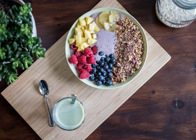 Plato de frutas y cereales en un tazón.