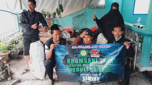 Peduli Bencana Yayasan  Khomsani Nur Serahkan Bantuan Kepada Relawan Terdampak Erupsi Semeru