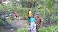 Komsos Dengan Petani Sayur, Sertu Mutasir Babinsa Koramil 404-01/Gelumbang Berikan Motivasi.