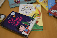 Zdjęcie przedstawia poukładane na stoliku książki dla dzieci.