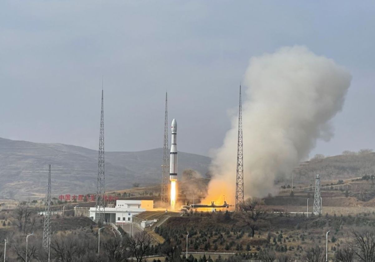 Çin'in Long March 6 roketi, Kuzey Çin'deki Taiyuan Uydu Fırlatma Merkezi'ni çevreleyen tepelerin arasından SDGSAT-1 uydusunu fırlattı.