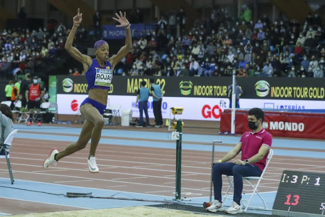 La venezolana Yulimar Rojas, campeona olímpica y mundial de triple salto, se quedó a dos centímetros de su récord mundial con una marca de 15,41 metros en su pista talismán del pabellón madrileño de Gallur, donde hace dos años se estrenó como plusmarquista universal. La séptima edición del mitin de Madrid clausuró en la pista de Gallur el World Indoor Tour Gold con dos campeones olímpicos en el cartel (Yulimar Rojas y el fondista etíope Selemon Barega) y 20 finalistas en los Juegos de Tokio 2020. Después de dos años consecutivos deparando récords mundiales (en 2020 Yulimar con 15,43 en triple, en 2021 Grant Holloway con 7.29 en 60 m vallas) la pista madrileña no arrojó esta vez nuevas plusmarcas, pero sí registros de categoría. Como el de Yulimar Rojas. La discípula del cubano Iván Pedroso estaba preparada para volver a intentarlo. “Madrid es como mi casa, siempre se me da bien y Gallur es una pista que añoro”, declaró la víspera del mitin. Redacción.-