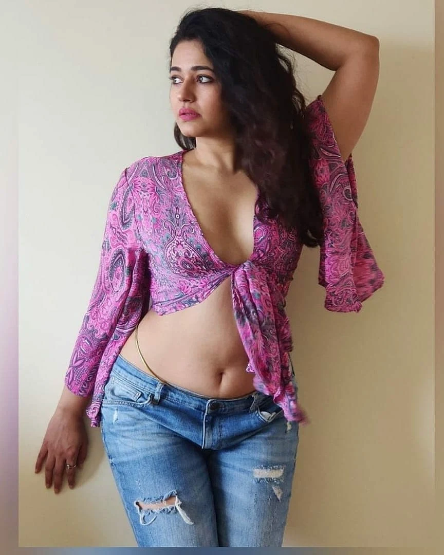 South Indian Actress Poonam Bajwa Sexy Nevel pics