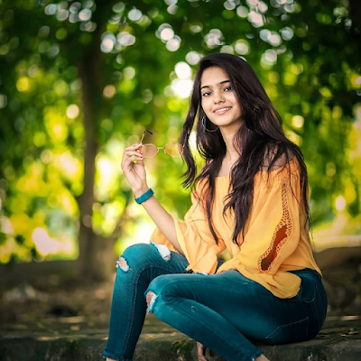 प्राजक्ता लांडगे हॉट photoshoot jeans pants environment