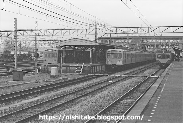 昔の所沢駅は広々していて、簡単に並びを撮れました。　所沢　1981.12.31