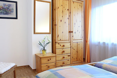Ferienwohnung UNS TOHUS: Schlafzimmerfoto mit Doppelbett und Kleiderschrank