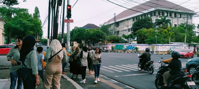 Giat Sosial : Komunitas Perias Gunungkidul ( Koper GK ) Bagi-bagi Takjil Di Alun-alun Pemda