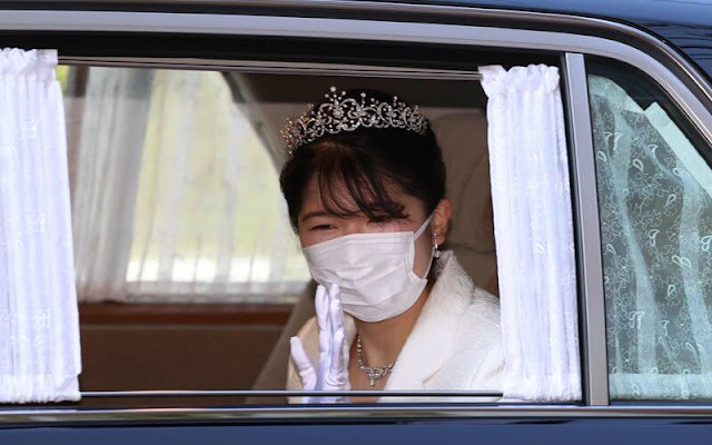 Princess Aiko borrowed the tiara of her aunt, Princess Sayako. Aiko received the Grand Cordon of the Order of the Precious Crown