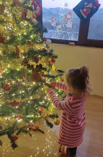 Rosie hanging a decoration she chose