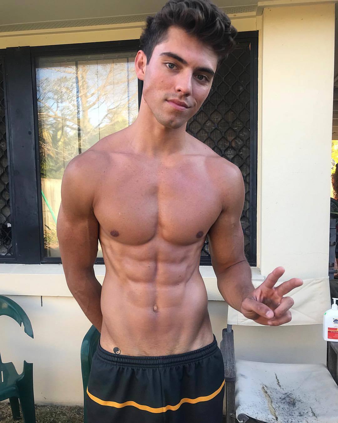 shirtless-skinny-gay-guy-abs-cute-fit-twink