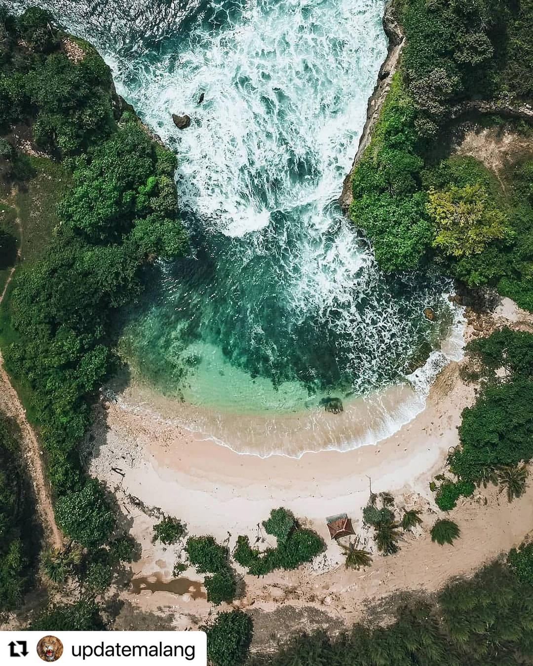 Obyek wisata Pantai Batu Bengkung menjadi salah satu tempat wisata yang sedang booming di Kabupaten Malang Jawa Timur. Pantai Batu Bengkung berlokasi di Desa Gajahrejo Kecamatan Gedangan, dan menjadi salah satu tempat wisata andalan di Kabupaten Malang.