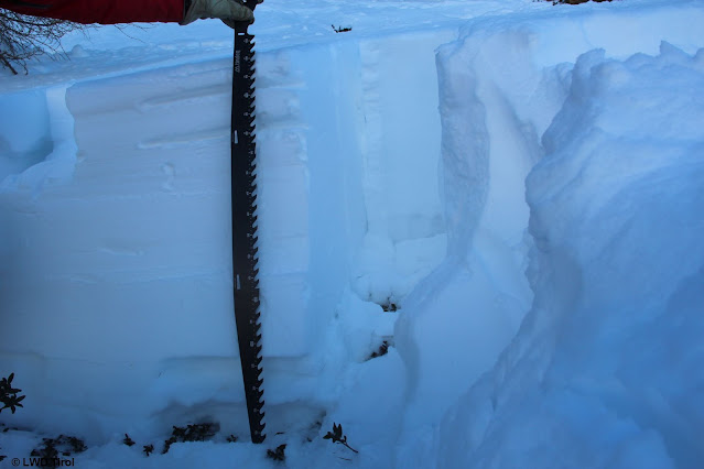 Schneeprofil an einer schneereicheren Stelle. Oberflächennahe Triebschneepakete lagern auf weicheren Schichten. Bodennahe schwache Schichten aus kantigen Kristallen haben sich hier deutlich schwerer stören lassen. (Foto: 12.12.2021)