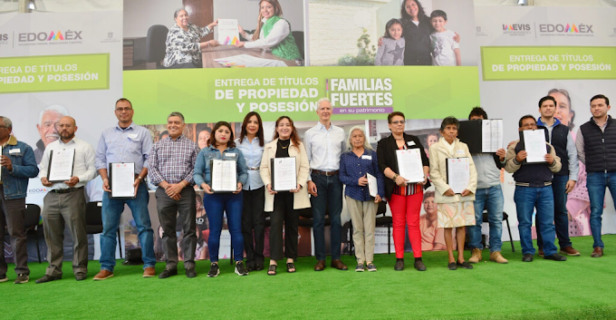 Del Mazo entrega títulos de propiedad a mil 500 familias en Coacalco