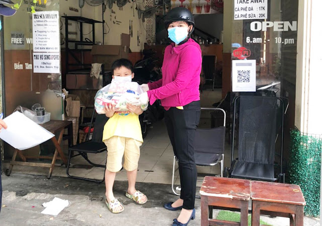 Đại diên UBND Phường 19 tặng quà cho trẻ có hoàn cảnh khó khăn. (Ảnh: Duy Duyên)