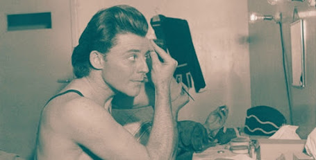 Gérard Philipe se maquillant pour le Cid (1951) (photo de Sam Lévin)