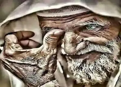 رجل مسلم عجوز ذو لحية بيضاء يعتمر طاقية بيضاء وجلباباً أبيض يبكي وهو يذرف الدموع