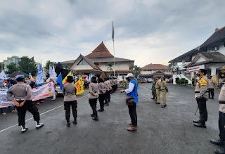 Aksi Ratusan buruh Aliansi Gempur turun depan Kantor DPRD Kabupaten Semarang