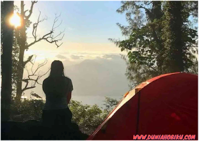 pembuatan tenda di gunung agung