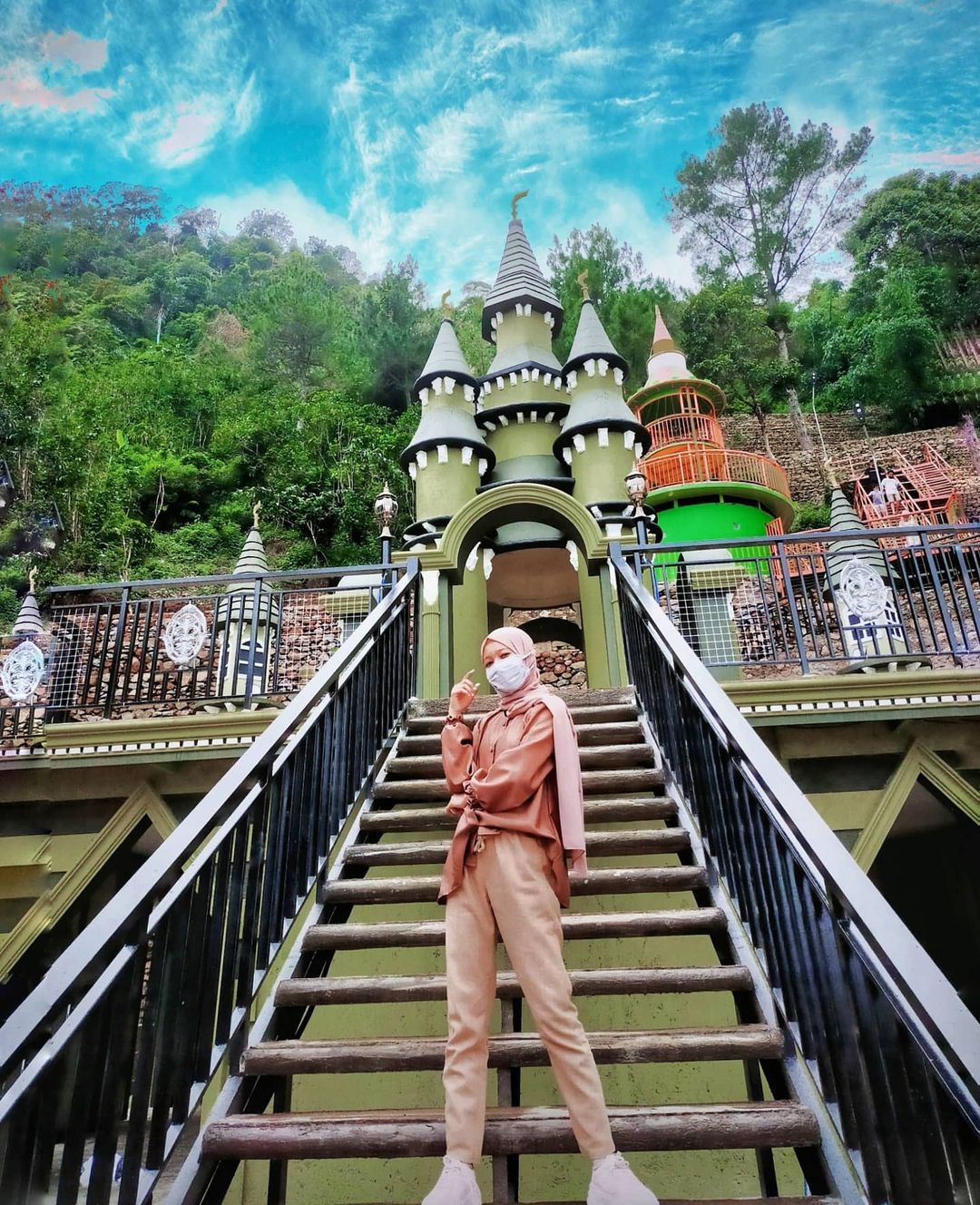 Rumah Pohon Air Terjun Ciherang Bogor