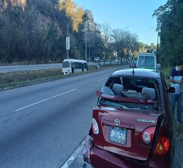 El Salvador: Aparatoso accidente deja varias personas lesionadas en carretera a Comalapa