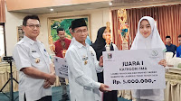 Sekda Lamtim Serahkan Hadiah Pemenang Lomba Teknologi dan Inovasi