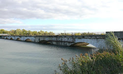 L'ANCIEN PONT SUR LE FLEUVE L'ISERE A PONT DE L'ISERE DROME