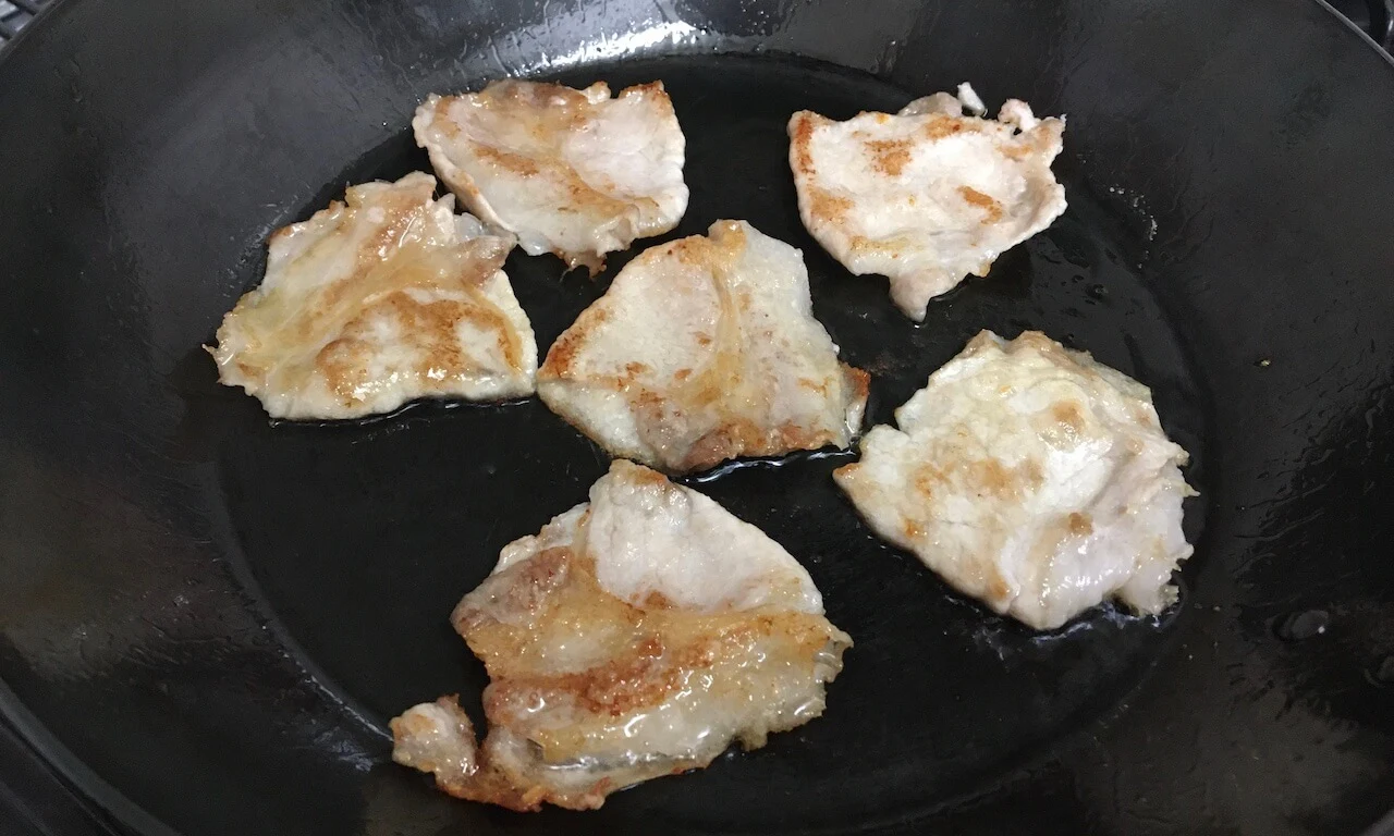 島本製作所の鉄フライパンでお肉に焼き目をつける